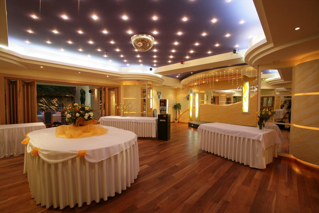 Hotel Classic Жешув Экстерьер фото